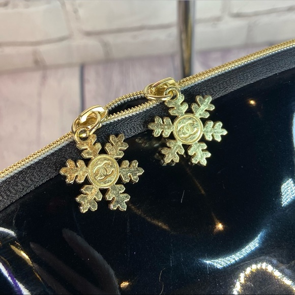 Chanel crossbody cosmetic bag from beauty line with handmade bag charm keychain - Picture 7 of 13